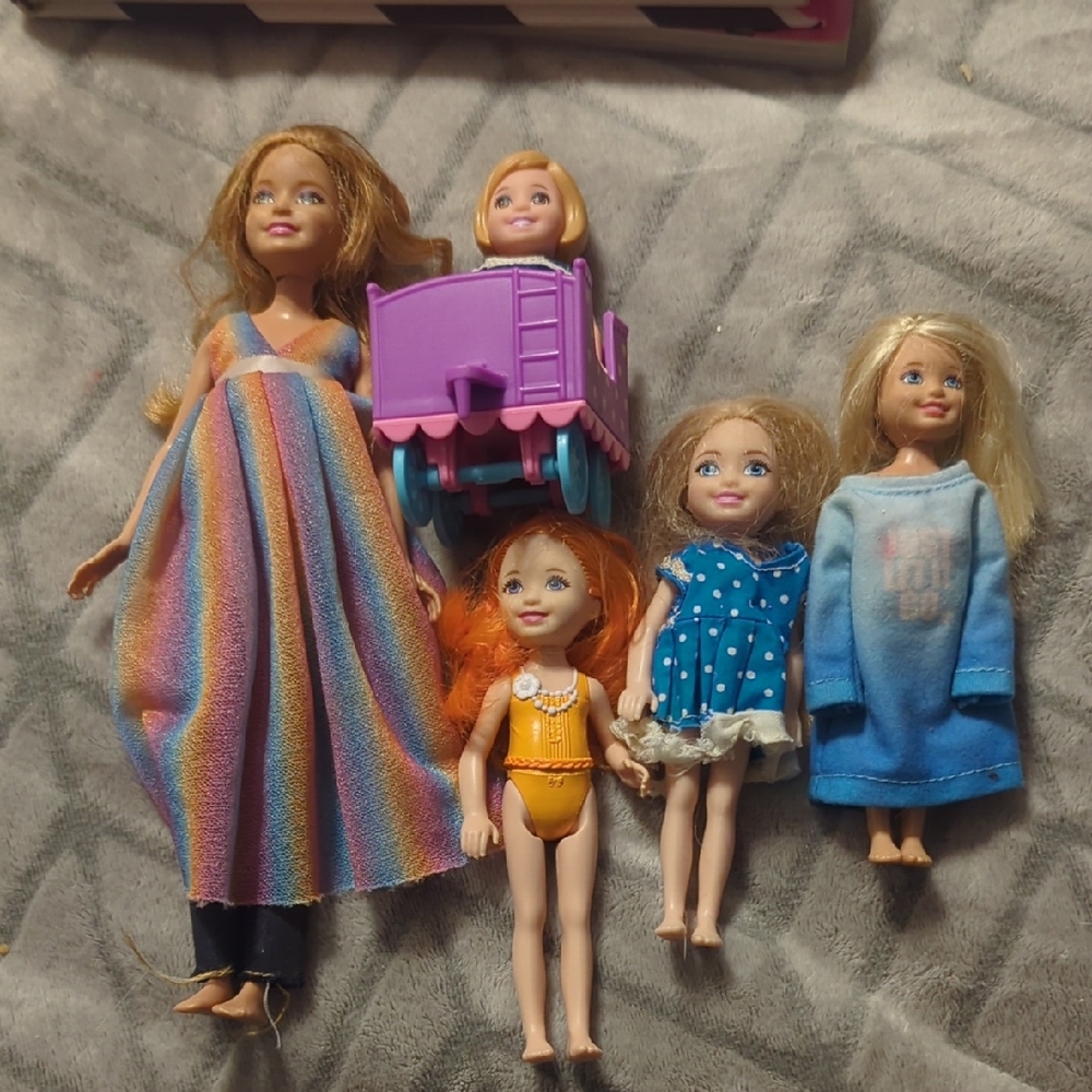 5 Mattel Barbie Chelsea,‎ Stacie dolls and accessories